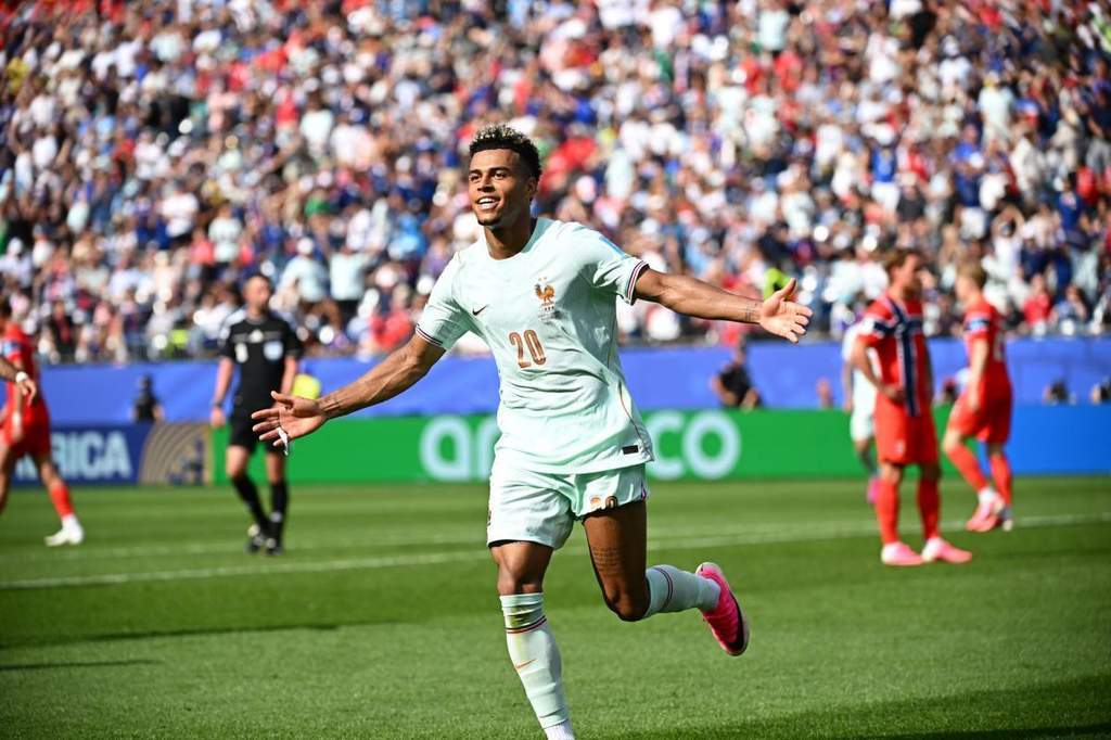 Désiré Doué Terima Hadiah Jersi dari Neymar di Piala Dunia